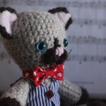 petit chat siamois en crochet vêtu d'un gilet