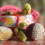 dinette au crochet, navet et fromage avec un panier