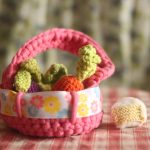 dinette au crochet, panier de légumes et fromage