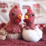 petites poules en crochet rouge et blanc